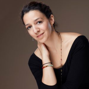 MINA NAMOUS – AMOUR, EXTÉRIEUR NUIT